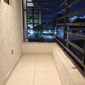 ein Balkon mit Blick auf die Stadt bei Nacht in der Unterkunft Residence Helice in Kinshasa