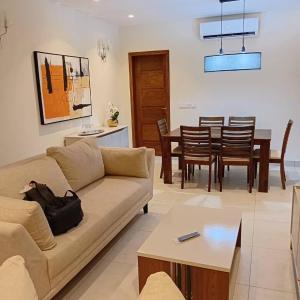 ein Wohnzimmer mit Couch und ein Esszimmer in der Unterkunft Residence Helice in Kinshasa