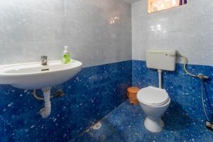 ein blaues Bad mit einem Waschbecken und einem WC in der Unterkunft Abigail serene stay in Agarvado + 12 Fotos