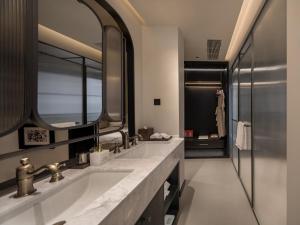a bathroom with two sinks and a mirror at 龄舍1927酒店 in Wuhan