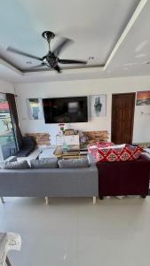 Et tv og/eller underholdning på Baan Fah Sai 2-Bedroom Pool Villa