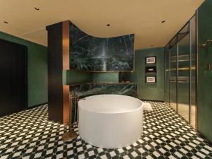 een badkamer met een groot bad en een open haard bij 龄舍1927酒店 in Wuhan +93 foto's