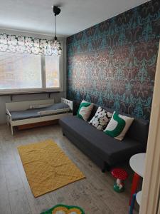 a living room with a couch and a table at Iso kolmio Torniossa in Tornio