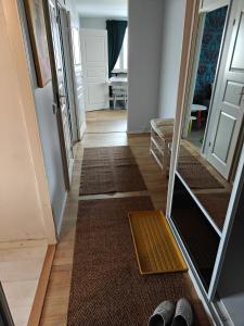 a hallway with two mirrors and two rugs at Iso kolmio Torniossa in Tornio +1 photo