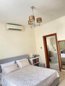 En eller flere senge i et værelse på Book a guest room to experience Omani culture