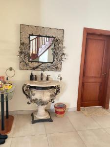 Et badeværelse på Book a guest room to experience Omani culture