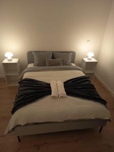 ein Schlafzimmer mit einem Bett mit zwei Nachttischen in der Unterkunft Chambre simple à 20 minutes de Paris in Livry-Gargan