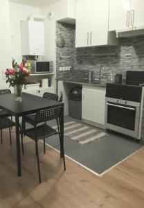 Kuchyň nebo kuchyňský kout v ubytování Chambre simple à 20 minutes de Paris