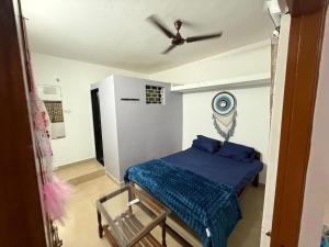 a bedroom with a bed and a ceiling fan at Trippy Turtle in Arambol