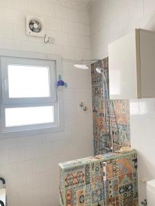 Et badeværelse på Book a guest room to experience Omani culture