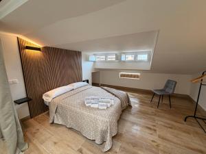 een slaapkamer met een bed en een stoel erin bij Casa De Los Aguilas in Avila