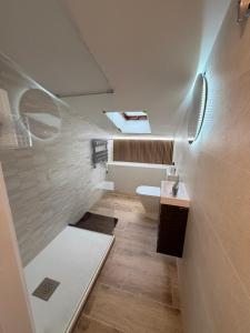 een badkamer met toilet en wastafel bij Casa De Los Aguilas in Avila