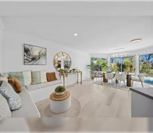 un salon avec un canapé et une table dans l'établissement 4BR Coomera Views! Prime Gold Coast Near Beaches, à Gold Coast 18 autres photos