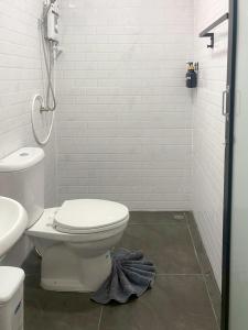 een witte badkamer met een toilet en een wastafel bij Miramalin Resort Krabi in Ao Nang Beach +46 foto's