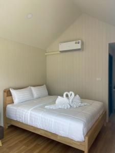 een bed met een witte strik erop bij Miramalin Resort Krabi in Ao Nang Beach