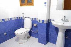 een badkamer met toilet en wastafel bij IVY The Boutique Hotel By Backpacker Stop in Nainital +20 foto's