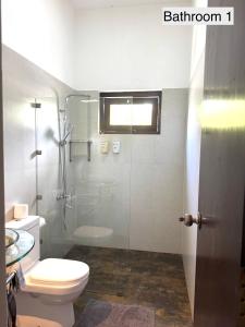 Et badeværelse på Silverlane Beach House