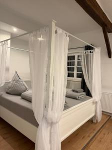 En eller flere senge i et værelse på Zur Klapperburg