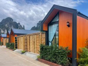 een rij huizen met bergen op de achtergrond bij Miramalin Resort Krabi in Ao Nang Beach