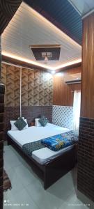 Giường trong phòng chung tại Hotel Rajgir International