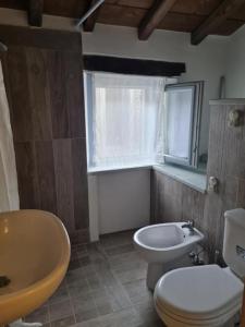 Et badeværelse på Le Case di Rosie, Tuscan Mountain View House with Pool