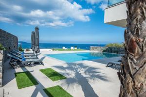 Swimmingpoolen hos eller tæt på Ozen Luxury Villa and Suite