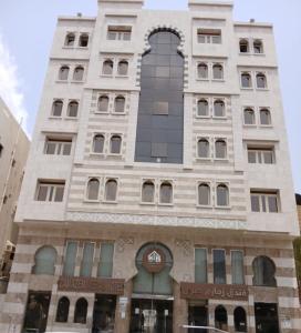 un alto edificio bianco con un cartello sopra di فندق رمال الخليج a Quai