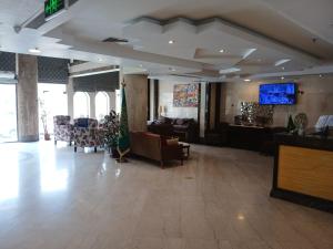 una hall con divani e TV a schermo piatto di فندق رمال الخليج a Quai Altre 5 foto