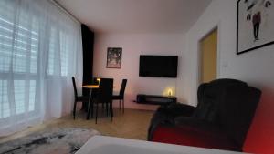 TV a/nebo společenská místnost v ubytování Hermes Sauna Jacuzzi