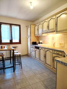 Kuchyň nebo kuchyňský kout v ubytování Le Maurice - Proche hôpital - hyper centre - Wifi