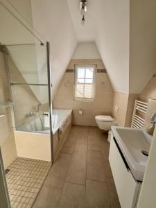 Koupelna v ubytování Fischer's Ferienhaus Rügen mit Sauna und Kamin + 13 fotografií