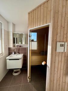 Koupelna v ubytování Fischer's Ferienhaus Rügen mit Sauna und Kamin