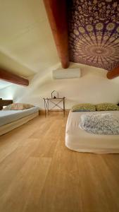 een kamer met twee bedden en een tafel aan de muur bij loft, air conditioning, garden, optional jacuzzi, barbecue in Lunel