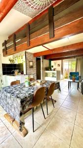 een eetkamer met een tafel en stoelen in een keuken bij loft, air conditioning, garden, optional jacuzzi, barbecue in Lunel