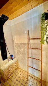 een badkamer met een plant in de hoek van een kamer bij loft, air conditioning, garden, optional jacuzzi, barbecue in Lunel