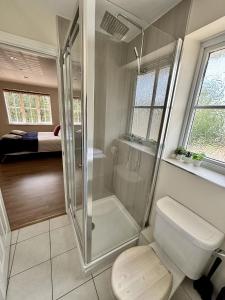 Et badeværelse på Woking 2-Bed Flat with Balcony, En-Suite and Parking