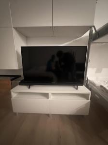 TV a/nebo společenská místnost v ubytování Le Baulnéaire, Vue Mer, Plage à Pied, Parking Privé + 7 fotografií