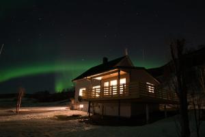 a house with the aurora in the sky at Charles Country House in Solstad