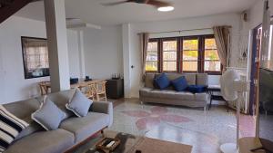 ein Wohnzimmer mit zwei Sofas und einem Tisch in der Unterkunft 2Bedrooms Beachfront House with Fast WIFI in Nathon Bay