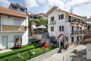 eine Wohnung mit Garten und Spielplatz in der Unterkunft VILLA ELENI in Skala Marion