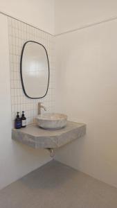 ein Badezimmer mit einem Steinwaschbecken und einem Spiegel in der Unterkunft 2Bedrooms Beachfront House with Fast WIFI in Nathon Bay + 25 Fotos