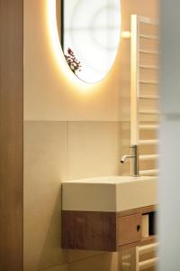 een badkamer met een wastafel en een spiegel bij Appartement Karnutsch in Schenna