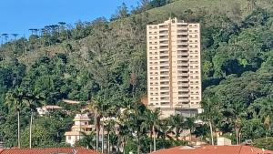 un grand immeuble en face d'une montagne dans l'établissement Casa Central, à Socorro