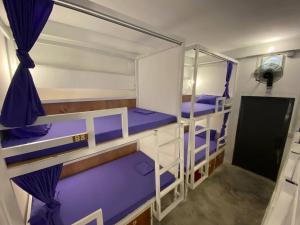 een kleine kamer met 2 stapelbedden bij New Land Hostel in Kaôh Rŭng (3)