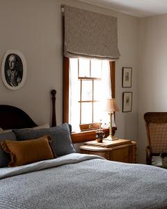 巴瑟斯特Littlebourne Guest House的一间卧室，里面有一张床和一扇窗户。