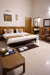 een hotelkamer met een bed en een tafel bij IVY The Boutique Hotel By Backpacker Stop in Nainital