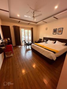 ein Schlafzimmer mit großem Bett und Holzboden in der Unterkunft La Volga Beach Resort in Chopdem