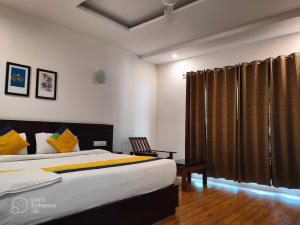 ein Schlafzimmer mit einem Bett, einem Stuhl und Vorhängen in der Unterkunft La Volga Beach Resort in Chopdem