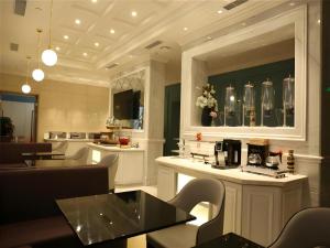 a living room with a kitchen and a table at Jinjiang Inn Select Harbin Zhongyang Street Pedestrian Street Airport Bus Station in Harbin