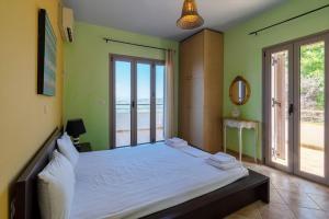 Postel nebo postele na pokoji v ubytování marmar lefkada luxury villas + 27 fotografií